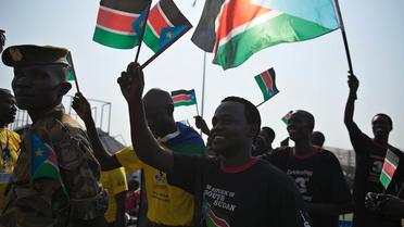 Des Soudanais du Sud agitent des drapeaux lors des célébrations pour le troisième anniversaire de la naissance de leur pays, le 9 juillet 2014 [Charles Lomodong / AFP]