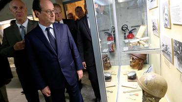 François Hollande regarde des reliques de la Première Guerre mondiale au fort de la Pompelle, près de Reims, le 10 juillet 2014 [François Nascimbeni / Pool/AFP]