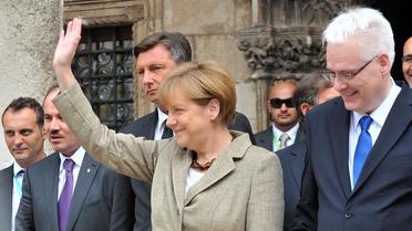 La chancelière allemande Angela Merkel aux côtés du président de Slovénie Borut Pahor (3e g) et du président Ivo Josipovic (d) à Dubrovnik, le 15 juillet 2014 [Elvis Barukcic / AFP]