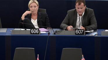 La présidente du Front national Marine Le Pen et son compagnon Louis Aliot au parlement européen à Strasbourg, le 15 juillet 2014 [Frederick Florin / AFP/Archives]