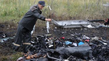 Un secouriste marque les endroits où des corps de victimes du crash ont été trouvés à Grabove, à l'est de l'Ukraine, le 18 juillet 2014 [Dominique Faget / AFP]