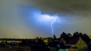 Un éclair lors d'un orage à Godewaersvelde, dans le Nord de la France, le 18 juillet 2014 [Philippe Huguen / AFP]