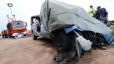 Le minibus recouvert d'une bâche après la collision avec un poids-lourd le 22 juillet 2014 près de Courteranges dans l'Aube [François Nascimbeni / AFP]