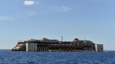 L'épave du Costa Concordia remorquée au large de l'île du Giglio, le 23 juillet 2014 [Tiziana Fabi / AFP]