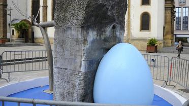 Photo prise le 28 juillet 2014, à Hayange, d'une fontaine sculptée par l'artiste Alain Mila et repeinte en bleu par la nouvelle municipalité FN [Jean-Christophe Verhaegen / AFP]