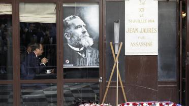 Le président de la Répulique, François Hollande, rend hommage le 31 juillet 2014 à Jean Jaurès, au Café du Croissant, à Paris où cette figure iconique du socialisme a été assassinée il y a un siècle [Kenzo Tribouillard / AFP]
