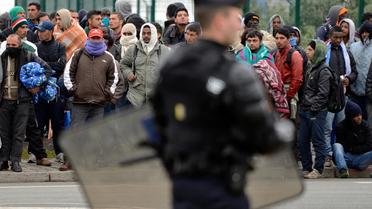 Photo d'archives du 28 mai 2014 à Calais, montrant des policiers face au migrants qui affluent, tentant de se rendre en Grande-Bretagne [Denis Charlet / AFP/Archives]