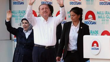 Le Premier ministre turc Recep Tayyip Erdogan lors d'un meeting électoral à Ankara, le 8 août 2014, avec son épouse Emine, à gauche [Adem Altan / AFP]