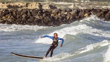 Un jeune garçon participe le 7 août 2014 sur la plage de Monwabis dans la banlieue du Cap aux activités de Waves for Change ("des vagues pour changer"), une ONG fondée par le surfeur britannique Tim Conibear [Rodger Bosch / AFP]