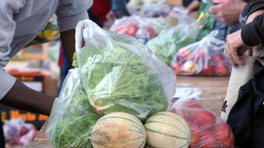 Vente de fruits et légumes "à prix coûtant"  place de la Bastille à Paris, le 21 août 2014 [Eric Piermont / AFP]