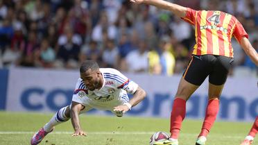L'attaquant de l'OL Alexandre Lacazette (g) tombe devant le défenseur de Lens Alaeddine Yahia, lors de la 3e journée de L1, le 24 août 2014 au stade de Gerland [Romain Lafabrègue / AFP]
