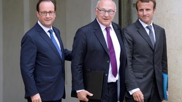 François Hollande avec son ministre des Finances Michel Sapin (c) et le nouveau ministre de l'Economie Emmanuel Macron (d), à la sortie du Conseil des ministres, le 27 août 2014 [Bertrand Guay / AFP]