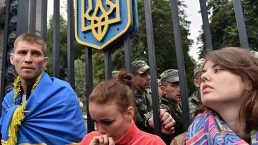 Manifestation devant le portail du ministère de la Défense ukrainien le 28 aout 2014 pour demander de l'aide destinée aux bataillons de volontaires encerclés par des militants prorusses près de la petite ville de Izvaryne située à côté de Donetsk [Sergei Supinsky / AFP]