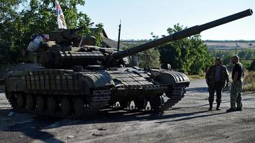 Des combattants pro-Russes près d'un char, au sud de Donetsk, le 31 août 2014 [Francisco Leong / AFP]