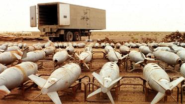 Cette photographie non-datée montre des bombes aérienne chimiques en attente de destruction par l'Unscom à Muthanna, dans le sud-est de l'Irak [Unscom / Unscom/AFP/Archives]