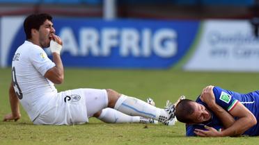 L'attaquant uruguayen Luis Suarez (g) après avoir mordu le défenseur italien Giorgio Chiellini, le 24 juin 2014 à Natal [ / AFP/Archives]