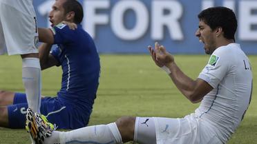 L'attaquant Luis Suarez (d) après avoir mordu l'Italien Chiellini lors du match du Mondial contre l'Italie à Natal, le 24 juin 2014 [ / AFP/Archives]