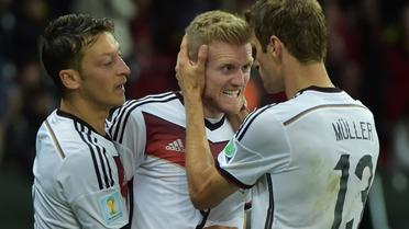 Les Allemands Andre Schürrle (c), Thomas Müller (d) et Mesut Ozil lors du 8e de finale face à l'Algérie, le 30 juin 2014 à Porto Alegre [ / AFP/Archives]