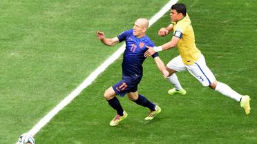 La faute du défenseur brésilien Thiago Silva sur l'attaquant néerlandais Arjen Robben, le 12 juillet 2014 à Brasilia [Evaristo Sa / AFP]
