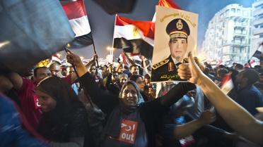 Le portrait d'Abdel Fattah al-Sisi brandi par la foule en liesse le 3 juillet 2013 au Caire [Khaled Desouki  / AFP]