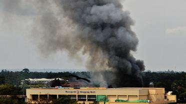 D'épaisses fumées noires s'échappent du centre commercial Westgate de Nairobi, assiégé par un commando islamiste, le 23 septembre 2013