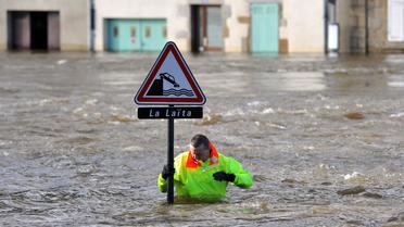 Un secouriste pris dans les eaux de la rivière Laïta à Quimperlé (Finistère), le 7 février 2014 [Frank Perry / AFP]