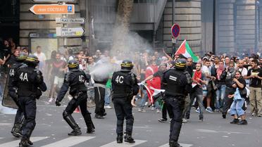 Des policiers diffusent des gaz lacrymogènes à Paris le 19 juillet 2014 [Jacques Demarthon / AFP]