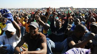 Des ouvriers en grêve, le 15 mai 2013, à Marikana, en Afrique du Sud [- / AFP/Archives]