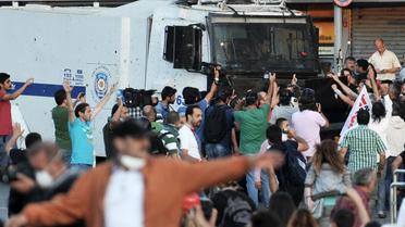 Des manifestants tentent de stopper un canon à eau le 22 juin 2013 place Taksin à Istanbul [Ozan Kose  / AFP]