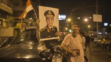 Un manifestatn devant portrait du chef de l'armée le général Abdel Fattah al-Sisi, le 1er juillet 2013 au Caire  [Khaled Desouki  / AFP Photo]