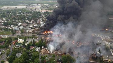 Incendies après le déraillement un train et l'explosion de wagons-citernes chargés de pétrole brut, le 6 juillet 2013 à Lac-Mégantic, une ville à 250 km à l'est de Montréal    [- / Sûreté du Quebec/AFP]