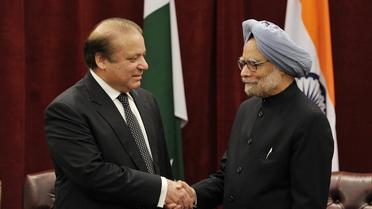 Le Premier ministre indien Manmohan Singh (d) salue son homologue pakistanais Muhammad Nawaz Sharif le 29 septembre 2013 à New York [Stan Honda / AFP]