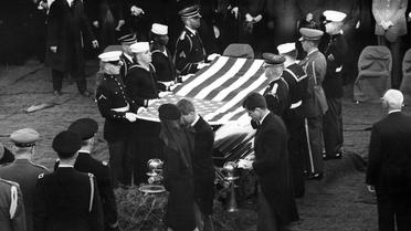Les funérailles le 25 novembre 1963 de John F. Kennedy au Cimetière national d'Arlington, en Virginie, avec au premier plan, Jacqueline Kennedy, la femme du président assassiné, et ses deux frères Robert F. Kennedy et Edward M. Kennedy [Abbie Rowe-Wh Photographs / JFK Presidential Library/AFP/Archives]