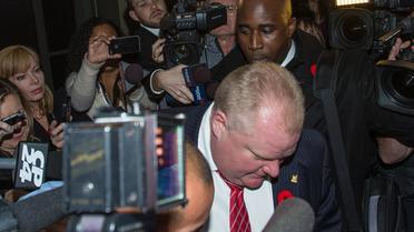 Le maire de Toronto Rob Ford arrive dans sa mairie suivi du nuée de journalistes, le 8 novembre 2013 [Geoff Robins / AFP]