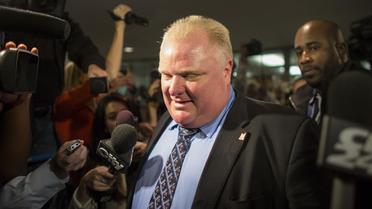 Le maire de Toronto Rob Ford, interrogé par les médias, le 15 novembre 2013 dans le hall de la mairie [Geoff Robins / AFP/Archives]