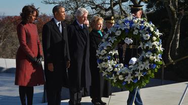 Le président Barack Obama (2g) et son épouse Michelle (g), Bill et Hillary Clinton (d) rendent hommage à John F. Kennedy au cimetière d'Arlington le 20 novembre 2013 [Mandel Ngan / AFP]
