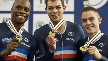 Les Français Grégory Baugé, Kévin Sireau et Michael d'Almeida montrent leurs médailles de bronze, le 26 février 2014 à Cali au Championnat du monde de cyclisme sur piste [Louis Robayo / AFP]