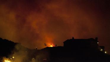Un feu de brousse menace une maison à San Marcos, en Californie, le 15 mai 2014 [Jorge Cruz / AFP]