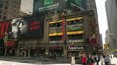 Une publicité pour BNP Paribas sur le toit d'un immeuble à Broadway, le 2 juin 2014 à New York [Don Emmert / AFP]