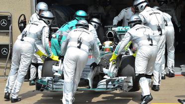 La Mercedes de Lewis Hamilton rentre aux stands après l'abandon du Britannique lors du GP du Canada, le 8 juin 2014 à Montreal [Paul Chiasson / POOL/AFP]