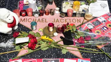 Des fleurs et des bougies déposées en hommage à Michael Jackson, au 5e anniversaire de sa mort, sur Hollywood Boulevard, en Californie, le 25 juin 2014 [Frederic J. Brown / AFP/Archives]
