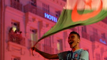 Un supporteur algérien célèbre la qualification de son équipe pour les 8e de finale du Mondial de football, le 26 juin 2014 sur la Canebière à Marseille [Boris Horvat / AFP]