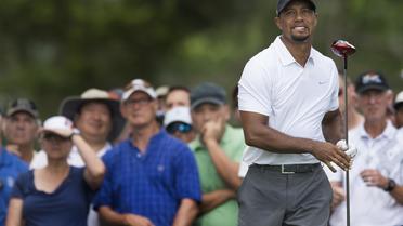 Tiger Woods suit son drive du regard lors du 2e tour de l'Open de Bethesda, dans le Maryland, le 27 juin 2014 [ / AFP]