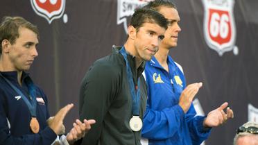 L'Américain Michael Phelps sur la 2e marche du podium du 100 m  papillon lors des championnats des Etats-Unis de natation, le 8 août 2014 à Irvine. [Robyn Beck / AFP/Archives]