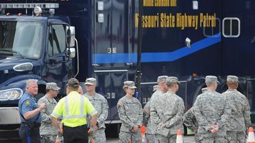 Des membres de la Garde nationale du Missouri arrivent au quartier général de la police de Ferguson, le 18 août 2014 [Michael B. Thomas / AFP]
