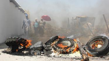 Des pneus en feu, près de la mine de platine de Rustenburg, le 20 septembre 2012 [Cynthia Matonhodze / AFP]