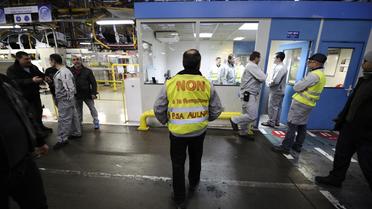 Des employés de l'usine PSA d'Aulnay en grève, le 28 janvier 2013 à Aulnay-sous-Bois , en banlieue parisienne [Lionel Bonaventure / AFP]