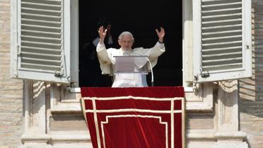 Le pape Benoît XVI lors de sa dernière prière de l'Angelus, le 24 février 2013 sur la place Saint-Pierre à Rome [Alberto Pizzoli / AFP]