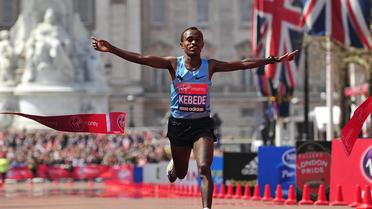 L'Ethiopien Tsegaye Kebede coupe la ligne d'arrivée du marathon de Londres en vainqueur le 21 avril 2013 [Glyn Kirk / AFP]