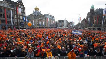 Foule rassemblée pour l'intronisation du nouveau roi des Pays-Bas  Willem-Alexander, le 30 avril 2013 à Amsterdam [Carl Court / AFP]